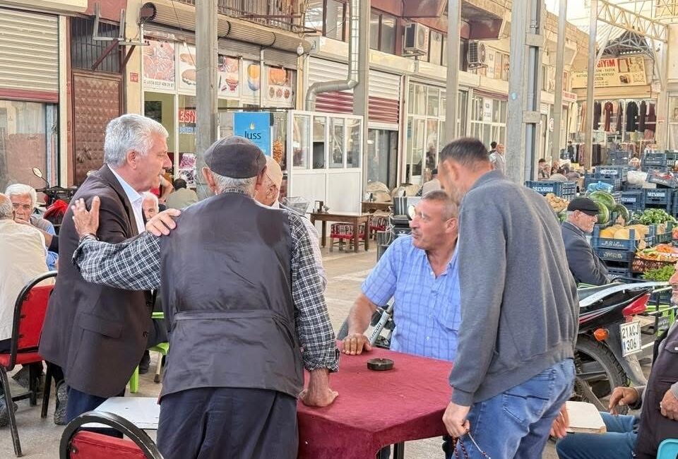 Diyarbakır'ın Çermik İlçe Belediye Başkanı Şehmus Karamehmetoğlu, esnaf ve vatandaşlarla