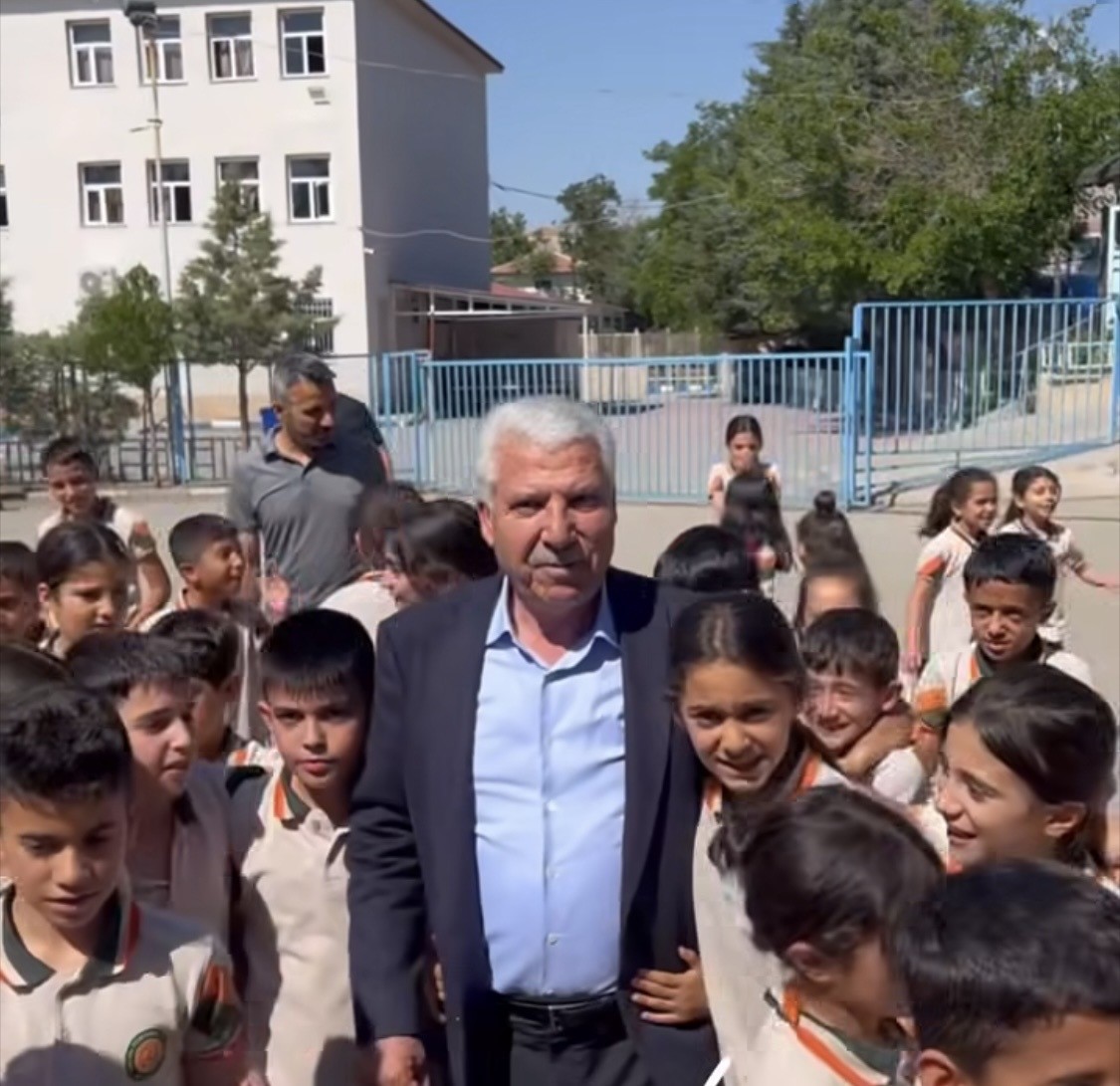 Diyarbakır’ın Çermik İlçe Belediye Başkanı Şehmus Karamehmetoğlu, öğrencilere okuma kitabı