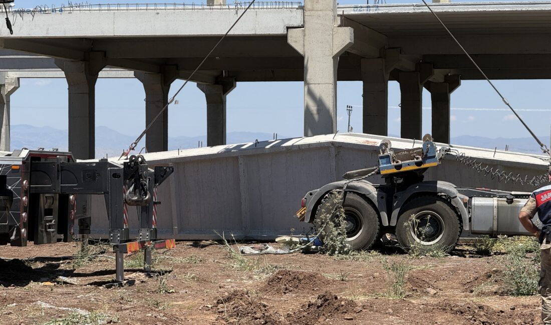 Diyarbakır'ın merkez Kayapınar ilçesinde üzerine beton blok düşmesi sonucu ağır