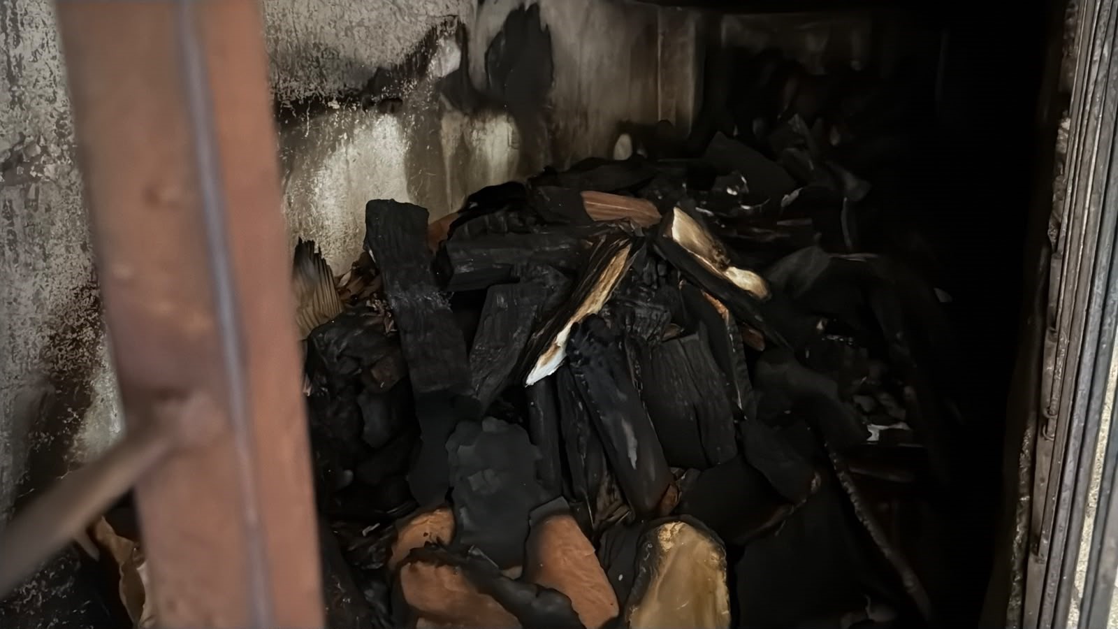 Diyarbakır'da bina girişindeki odunluk yandı