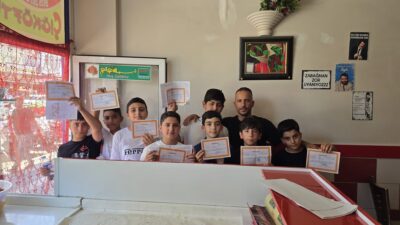 Diyarbakır’ın Çermik ilçesinde karneleriyle beraber takdir de alan öğrenciler, bir