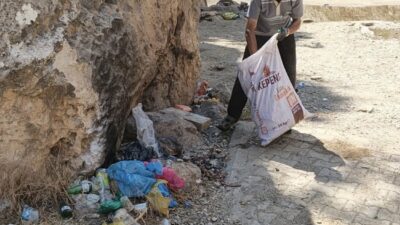Diyarbakır'da Çermik Belediyesi, Sinek Çayı çevresinde piknikçilerin bıraktığı çöpleri temizledi.