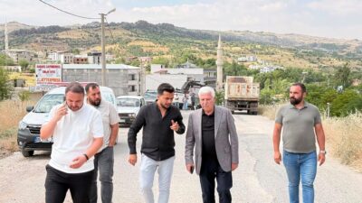 Diyarbakır’ın Çermik ilçesinde yağışlardan dolayı yol yapımı gecikince, Belediye Başkanı
