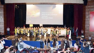 Dicle Üniversitesi Sezai Karakoç Edebiyat Fakültesi tarafından mezuniyet töreni düzenlendi.