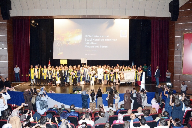 Dicle Üniversitesi Sezai Karakoç Edebiyat Fakültesi tarafından mezuniyet töreni düzenlendi.