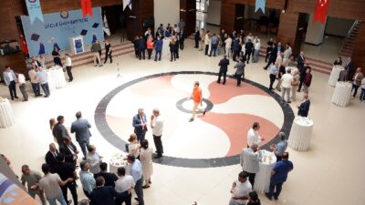 Dicle Üniversitesi Rektörlüğü tarafından Kurban Bayramı dolayısıyla “Bayramlaşma Programı” düzenlendi.