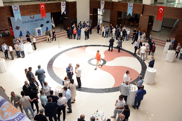 Dicle Üniversitesi Rektörlüğü tarafından Kurban Bayramı dolayısıyla “Bayramlaşma Programı” düzenlendi.
