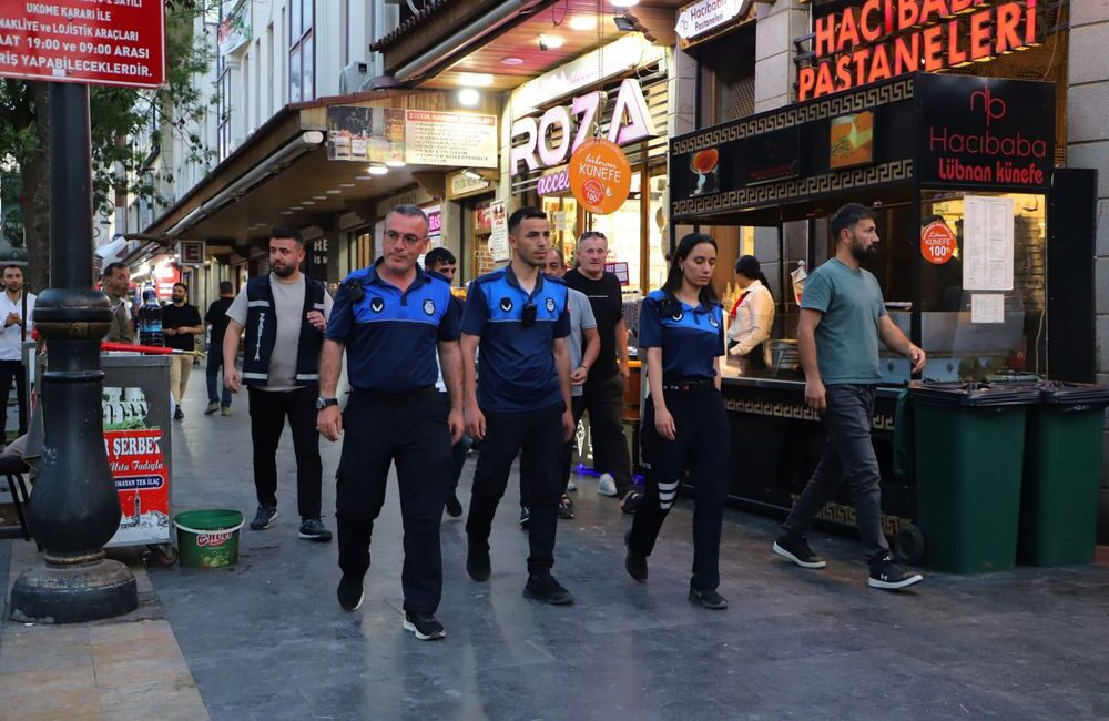 Diyarbakır Büyükşehir Belediyesi ile Sur Belediyesi zabıta ekiplerinin Sur ilçesinde