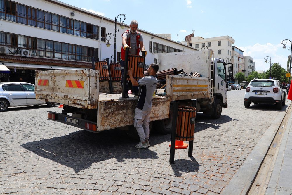 Diyarbakır Sur’da temizlik seferberliği: Yeni çöp kovaları konuldu