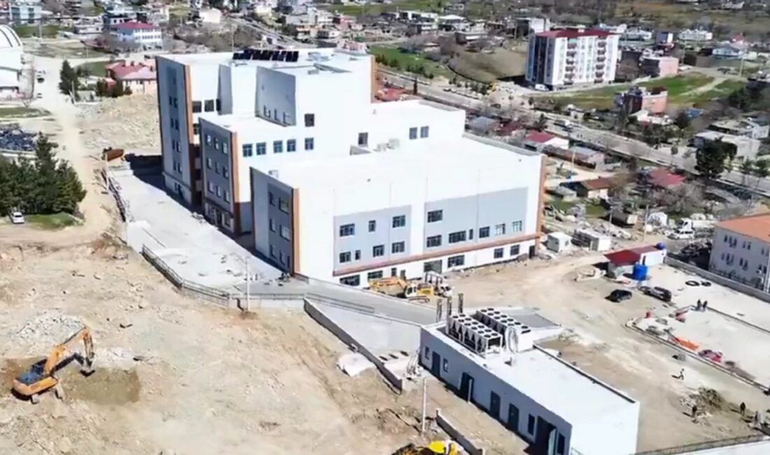 Diyarbakır Milletvekili Galip Ensarioğlu, 60 yataklı Dicle Devlet Hastanesi'nin hizmete