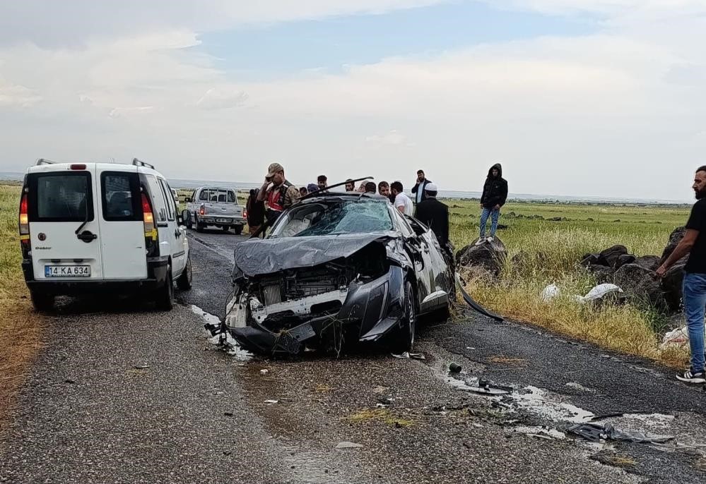 Diyarbakır’da 2 kişinin öldüğü kaza anı kameraya yansıdı