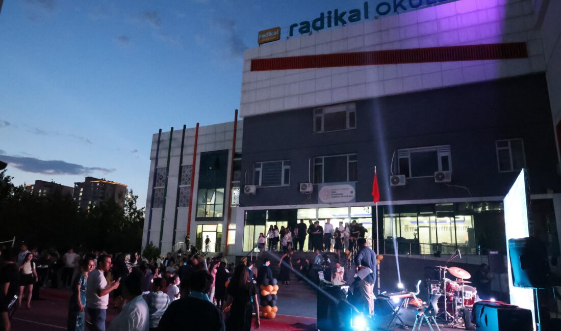 Diyarbakır’da 8’inci sınıf öğrencileri, aileleriyle katıldıkları mezuniyet programında doyasıya eğlenip