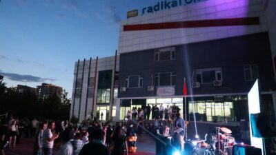 Diyarbakır’da 8’inci sınıf öğrencileri, aileleriyle katıldıkları mezuniyet programında doyasıya eğlenip