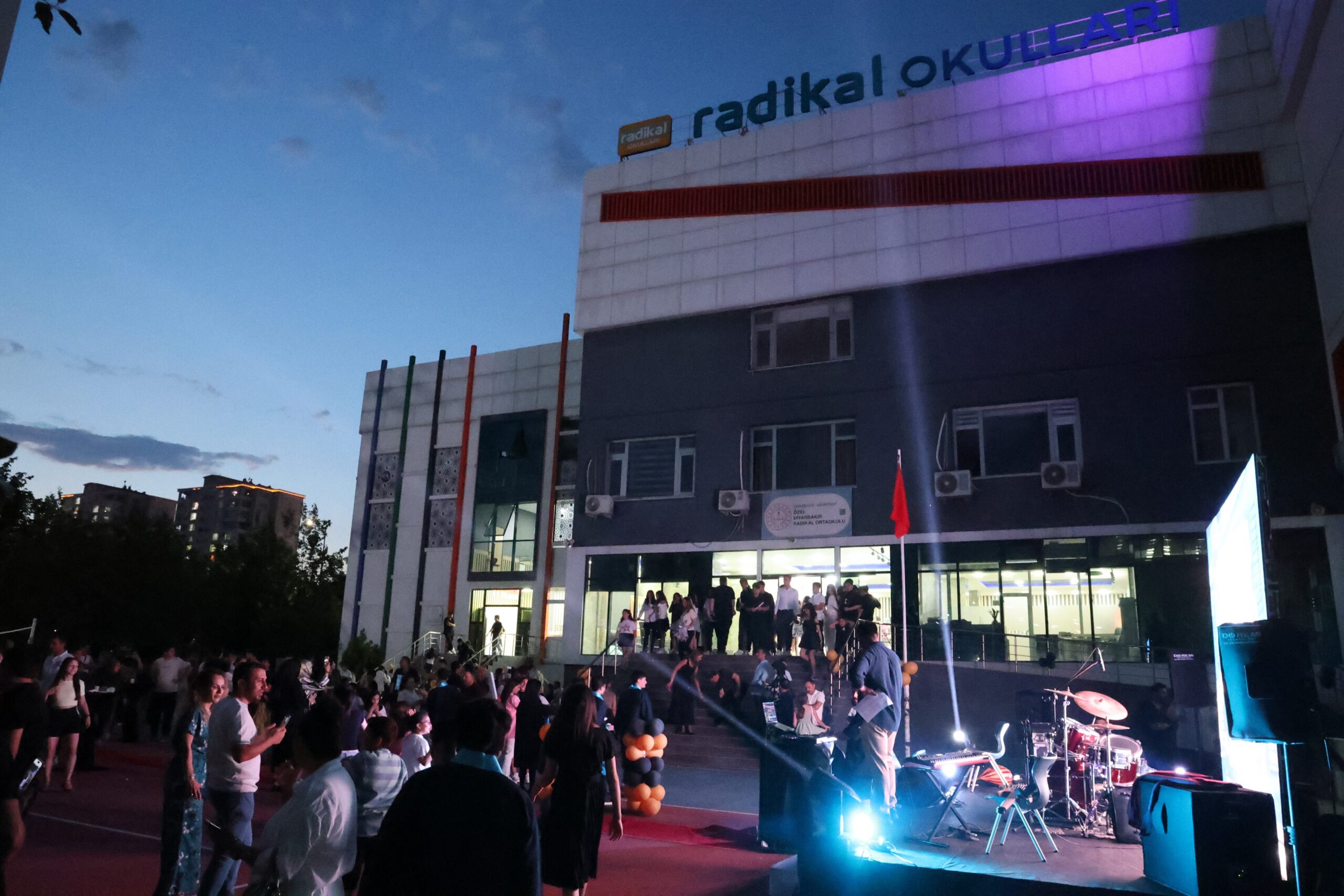 Diyarbakır’da 8’inci sınıf öğrencileri, aileleriyle katıldıkları mezuniyet programında doyasıya eğlenip