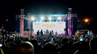 Diyarbakır’da Dağkapı Meydanı’nda düzenlenen halk konserinde sanatçı Mikail Aslan sahne