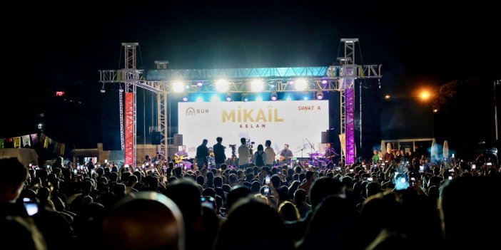 Diyarbakır’da Dağkapı Meydanı’nda düzenlenen halk konserinde sanatçı Mikail Aslan sahne