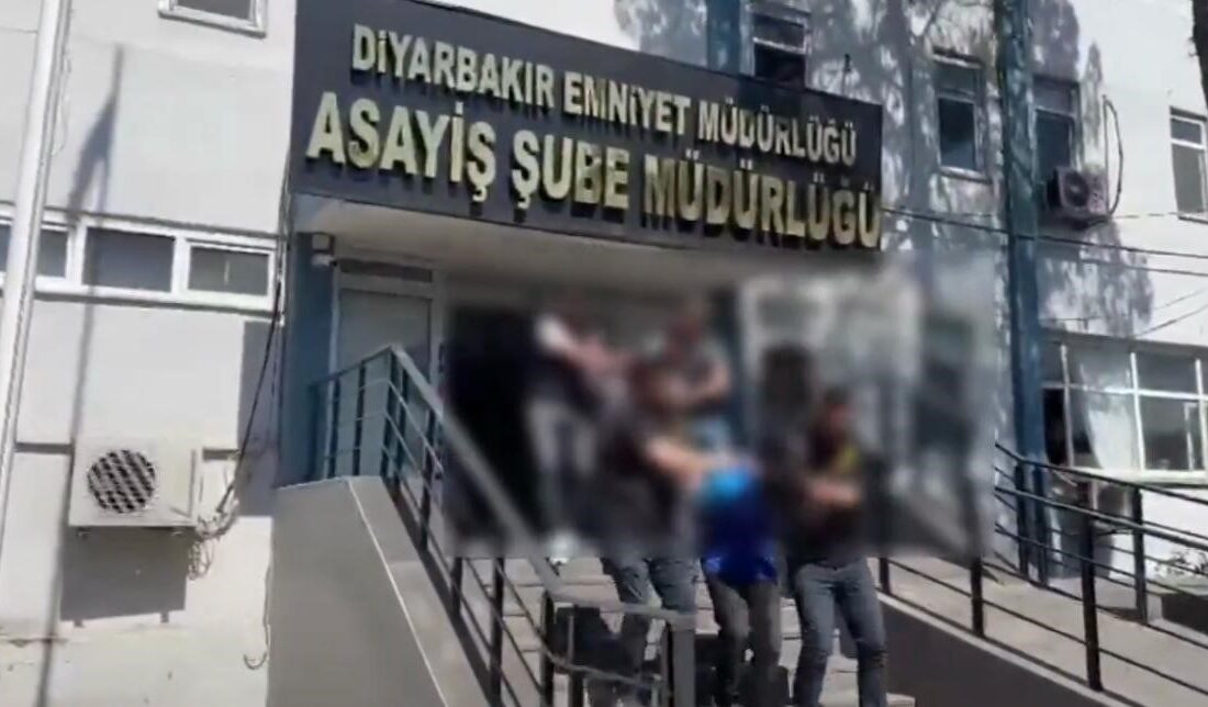Diyarbakır'ın merkez Sur ilçesindeki Yapı Kredi Bankası şubesine düzenlenen silahlı