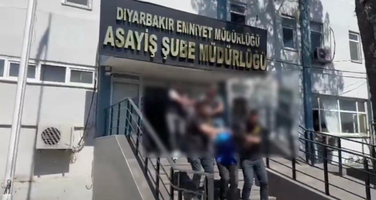 Diyarbakır'ın merkez Sur ilçesindeki Yapı Kredi Bankası şubesine düzenlenen silahlı