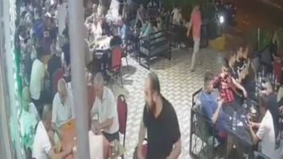 Diyarbakır'da aracın yolun karşısına geçmek isteyen yayaya çarptığı kaza anı