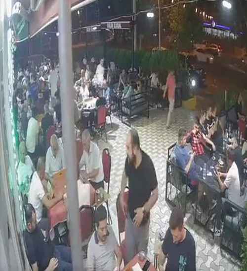 Diyarbakır'da aracın yolun karşısına geçmek isteyen yayaya çarptığı kaza anı