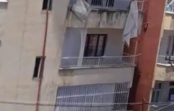 Diyarbakır’ın Bağlar ilçesinde 3 katlı bir apartmanın en üst katında
