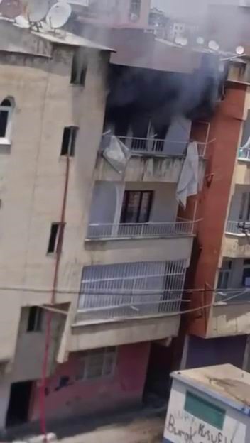Diyarbakır’ın Bağlar ilçesinde 3 katlı bir apartmanın en üst katında