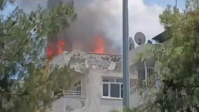 Diyarbakır'ın Bağlar ilçesinde bir apartmanın çatı kısmında çıkan yangın paniğe