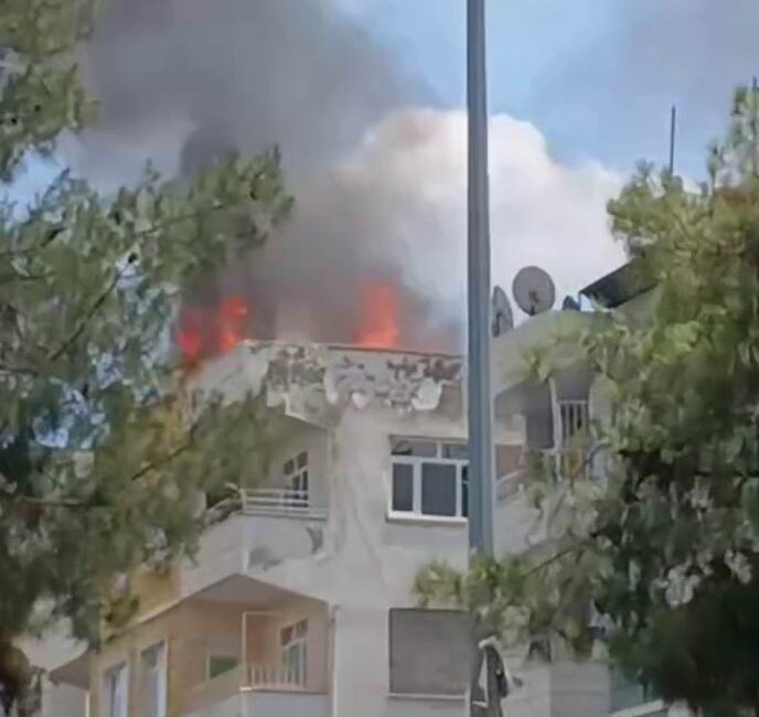 Diyarbakır'ın Bağlar ilçesinde bir apartmanın çatı kısmında çıkan yangın paniğe