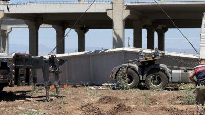 Diyarbakır’ın merkez Kayapınar ilçesinde yere bıraktıkları yaklaşık 15 tonluk beton