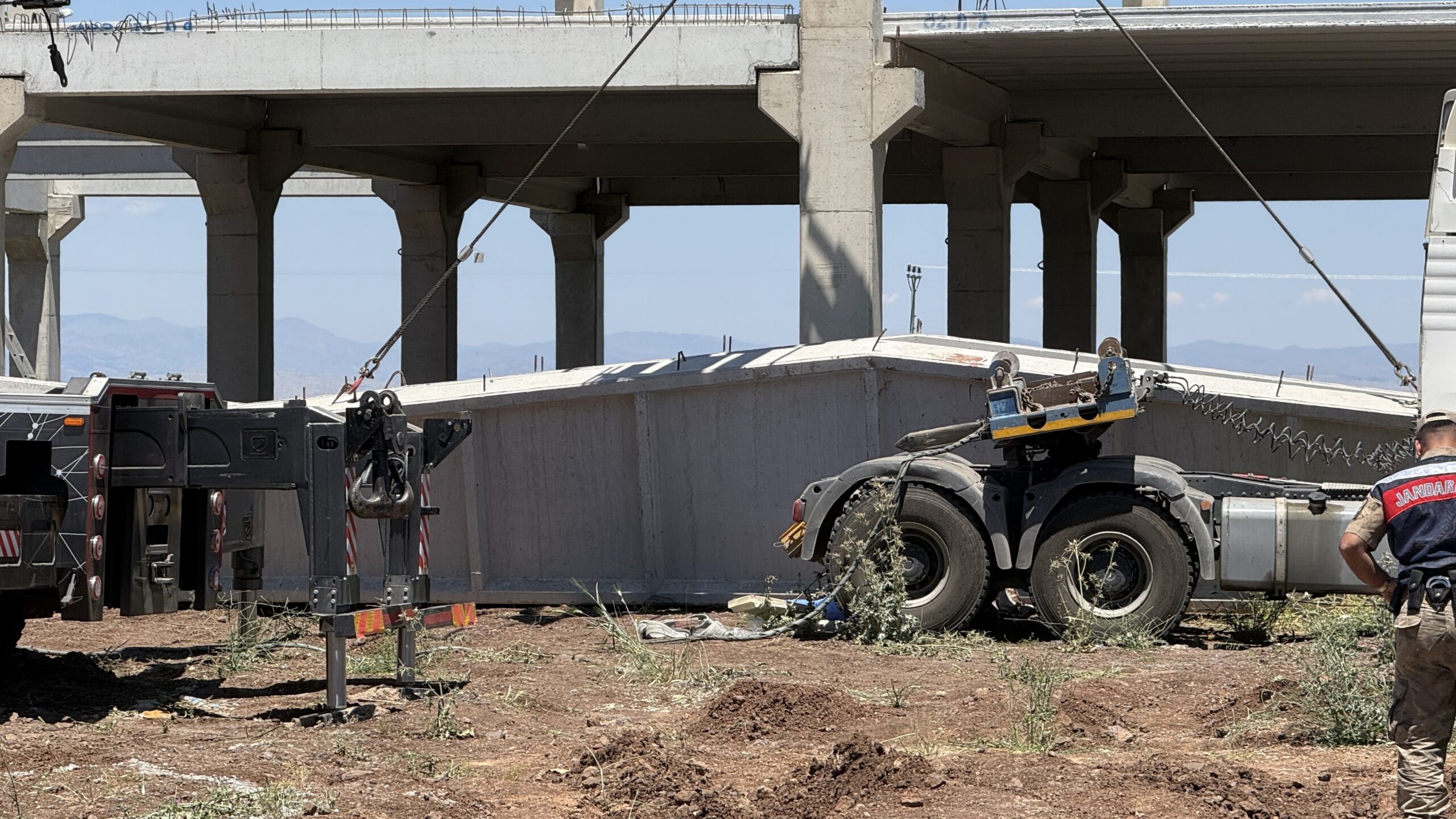 Diyarbakır’ın merkez Kayapınar ilçesinde yere bıraktıkları yaklaşık 15 tonluk beton
