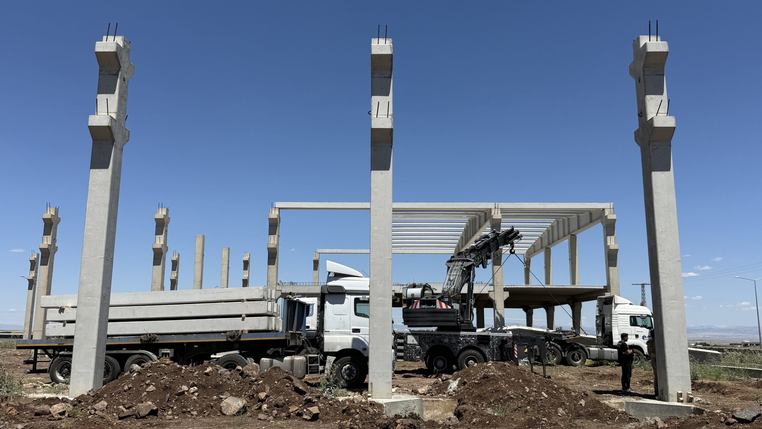 Diyarbakır’da feci ölüm, 15 tonluk beton blok devrildi :1 ölü, 1 yaralı