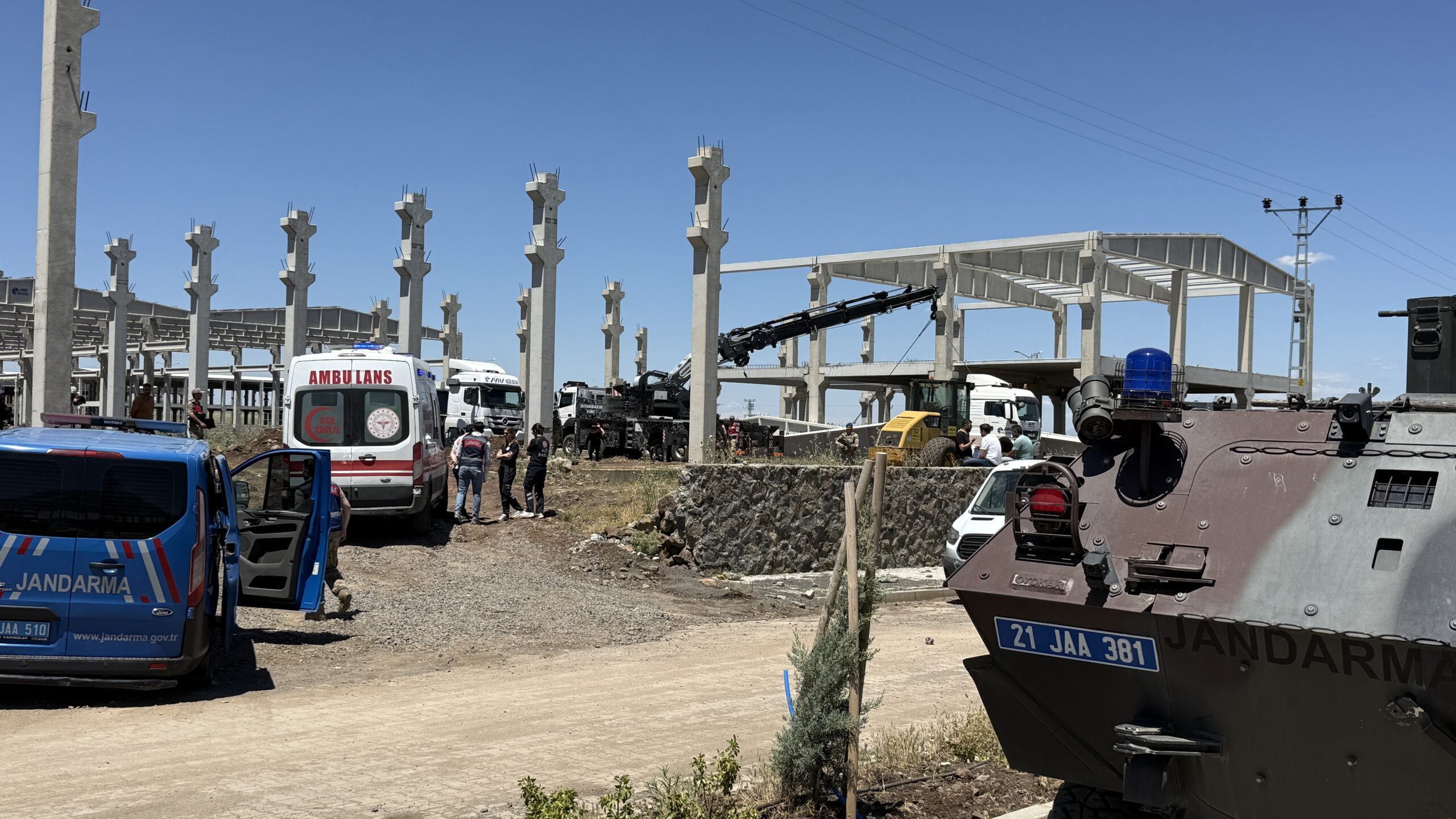 Diyarbakır’da feci ölüm, 15 tonluk beton blok devrildi :1 ölü, 1 yaralı