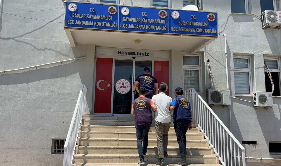 Diyarbakır'da jandarma ekiplerince düzenlenen operasyonlarda haklarında kesinleşmiş hapis cezası bulunan