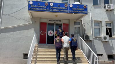 Diyarbakır'da jandarma ekiplerince düzenlenen operasyonlarda haklarında kesinleşmiş hapis cezası bulunan