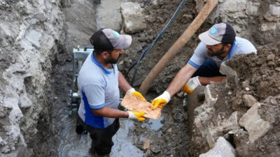 Diyarbakır’ın Silvan ilçesindeki su şebeke borularından çıkan taşlaşmış kireç kütlesi
