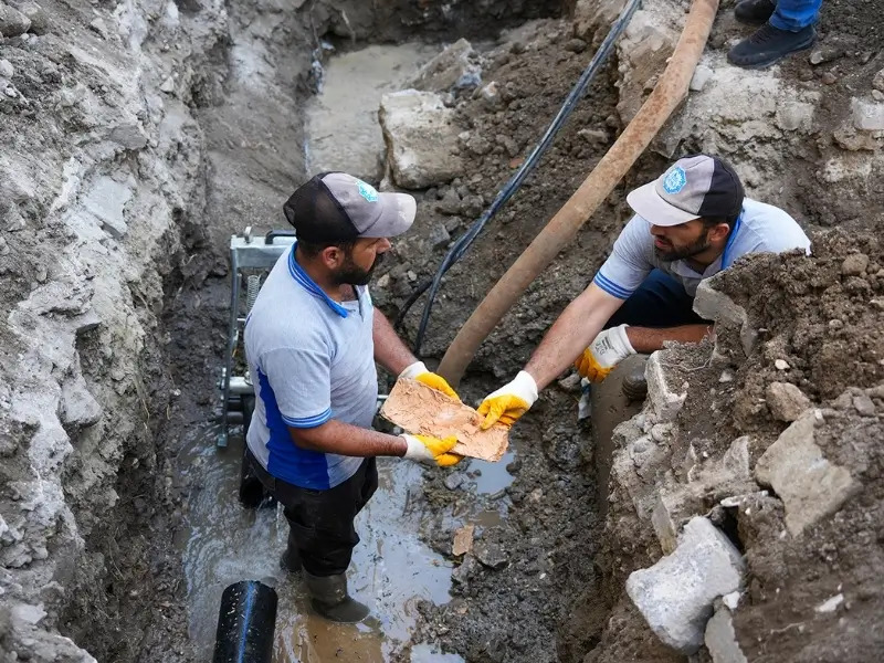 Diyarbakır’ın Silvan ilçesindeki su şebeke borularından çıkan taşlaşmış kireç kütlesi