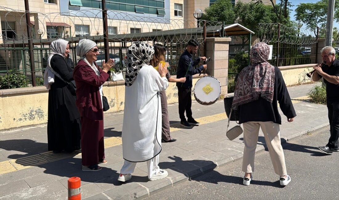 Diyarbakır'da kaybettikleri kızlarının mezar taşına annenin isminin yazılması nedeniyle aralarında