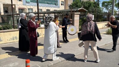 Diyarbakır'da kaybettikleri kızlarının mezar taşına annenin isminin yazılması nedeniyle aralarında