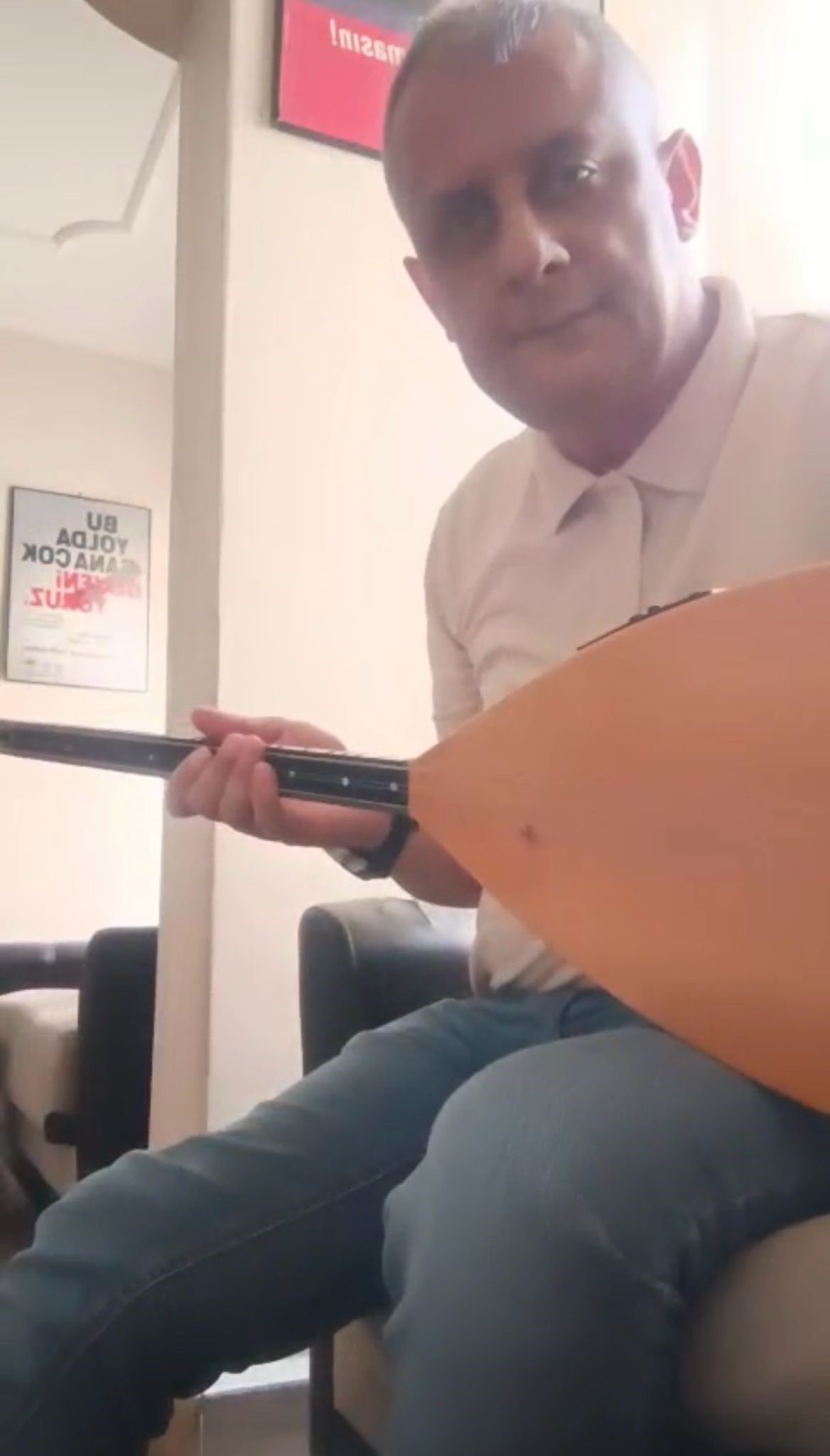 Diyarbakır'da ilginç boşanma: Kadının halay çekmesine erkek bağlama çalarak cevap verdi