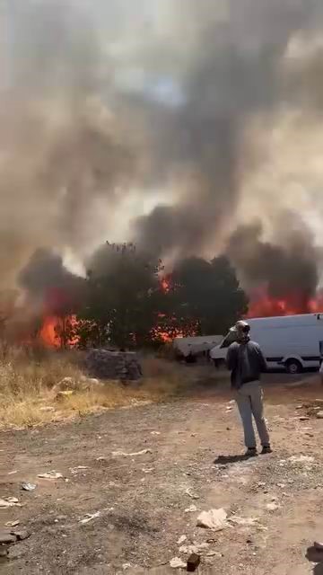 Diyarbakır’da kurumuş otların bulunduğu alanda çıkan yangın, rüzgarın da etkisiyle