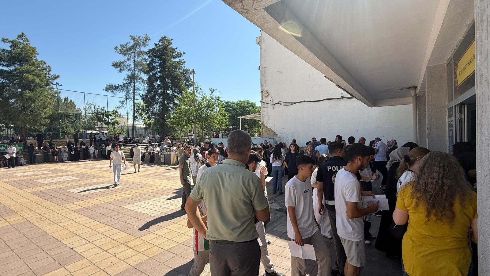 Diyarbakır'da öğrenciler sınava polis eşliğinde yetişti