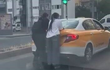 Diyarbakır’ın Yenişehir ilçesinde patenli iki genç kızın, bir taksinin arkasına