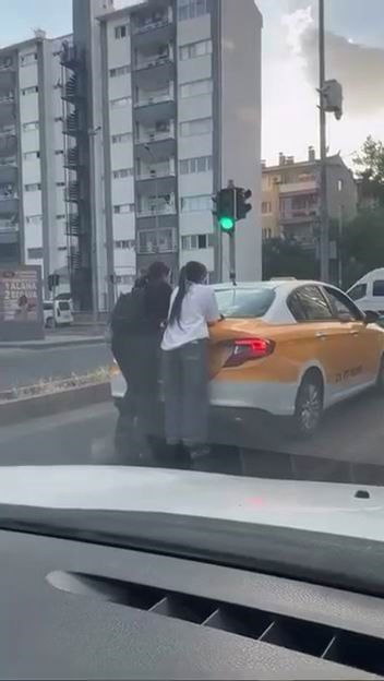 Diyarbakır’ın Yenişehir ilçesinde patenli iki genç kızın, bir taksinin arkasına