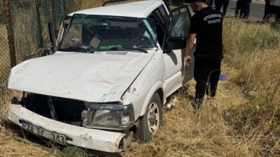 Diyarbakır'ın Ergani ilçesinde sürücüsünün direksiyon hakimiyetini kaybettiği pikap yoldan çıkıp