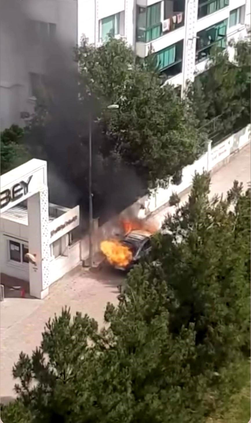 Diyarbakır'da seyir halindeki araç alev alev yandı