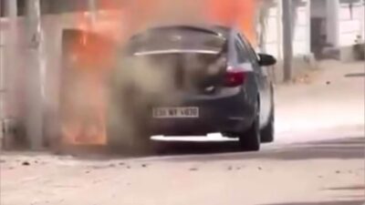 Diyarbakır'da seyir halindeyken alev topuna dönen otomobil kullanılamaz hale geldi.
