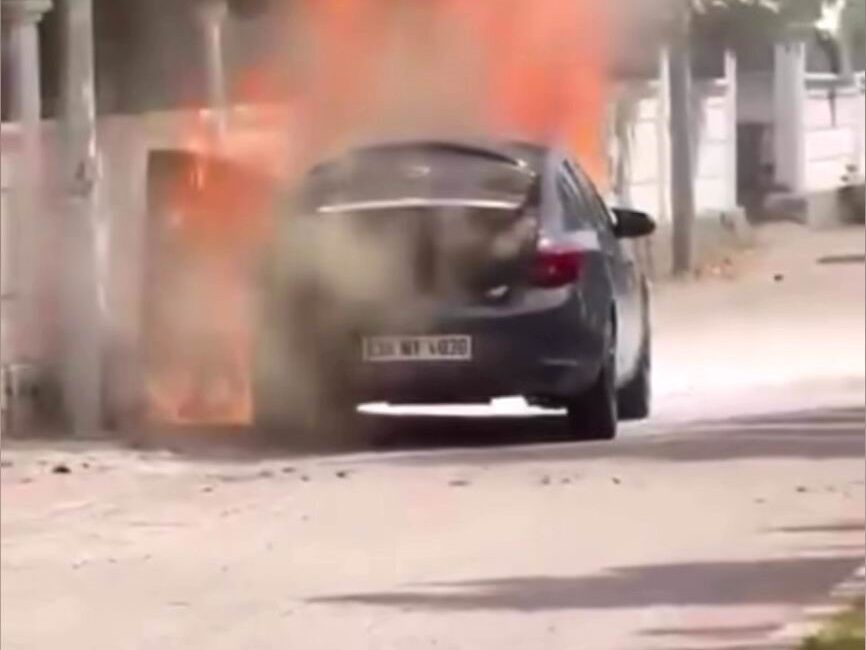 Diyarbakır'da seyir halindeyken alev topuna dönen otomobil kullanılamaz hale geldi.
