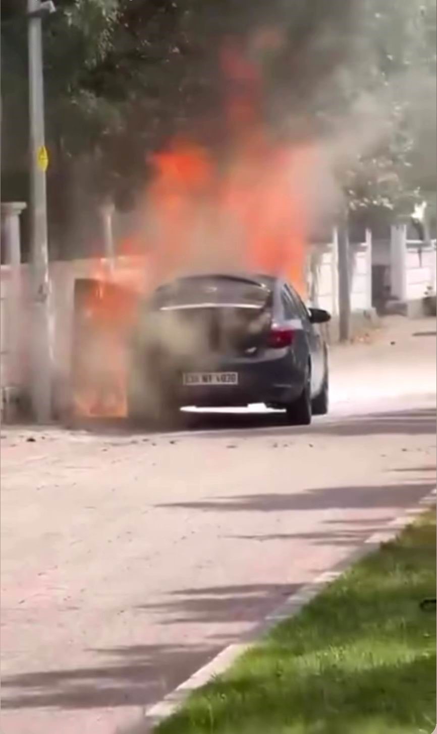 Diyarbakır'da seyir halindeyken alev topuna dönen otomobil kullanılamaz hale geldi.
