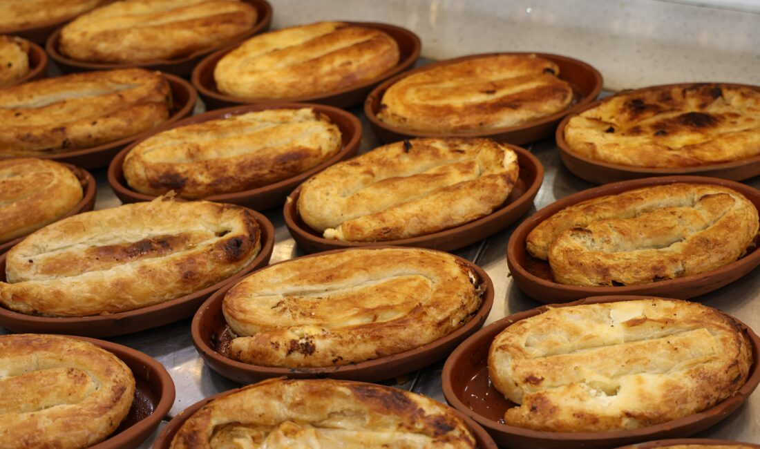 Diyarbakır'da Hacıbaba Pastaneleri, şubelerinde tandırda çömleklerde pişirip satışına başladığı börek