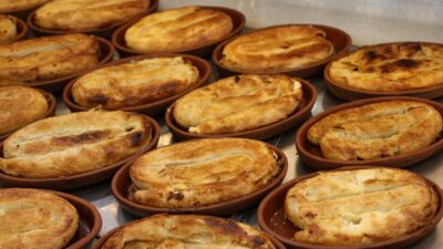 Diyarbakır'da Hacıbaba Pastaneleri, şubelerinde tandırda çömleklerde pişirip satışına başladığı börek